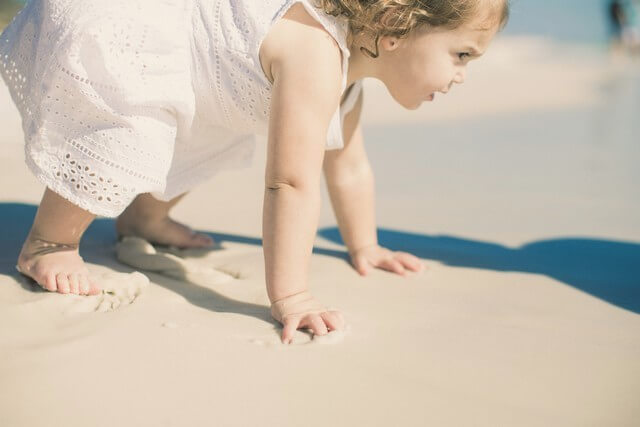 bébé marche à 4 pattes