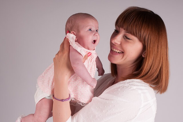 maman réconforte bébé