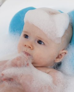 bébé heureux dans son bain