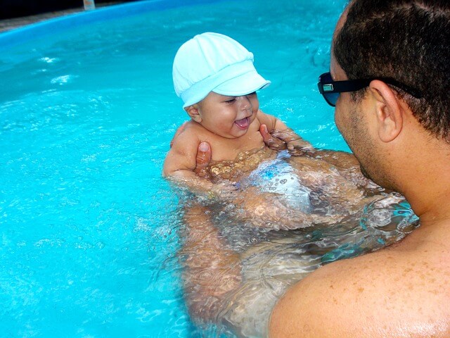 bébé à la piscine avec papa