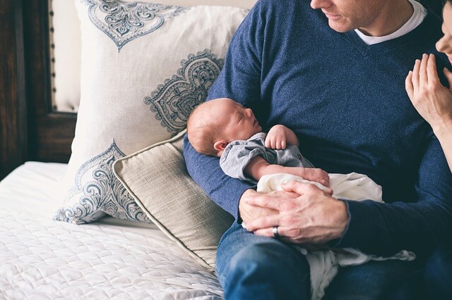 parents avec bébé qui dort