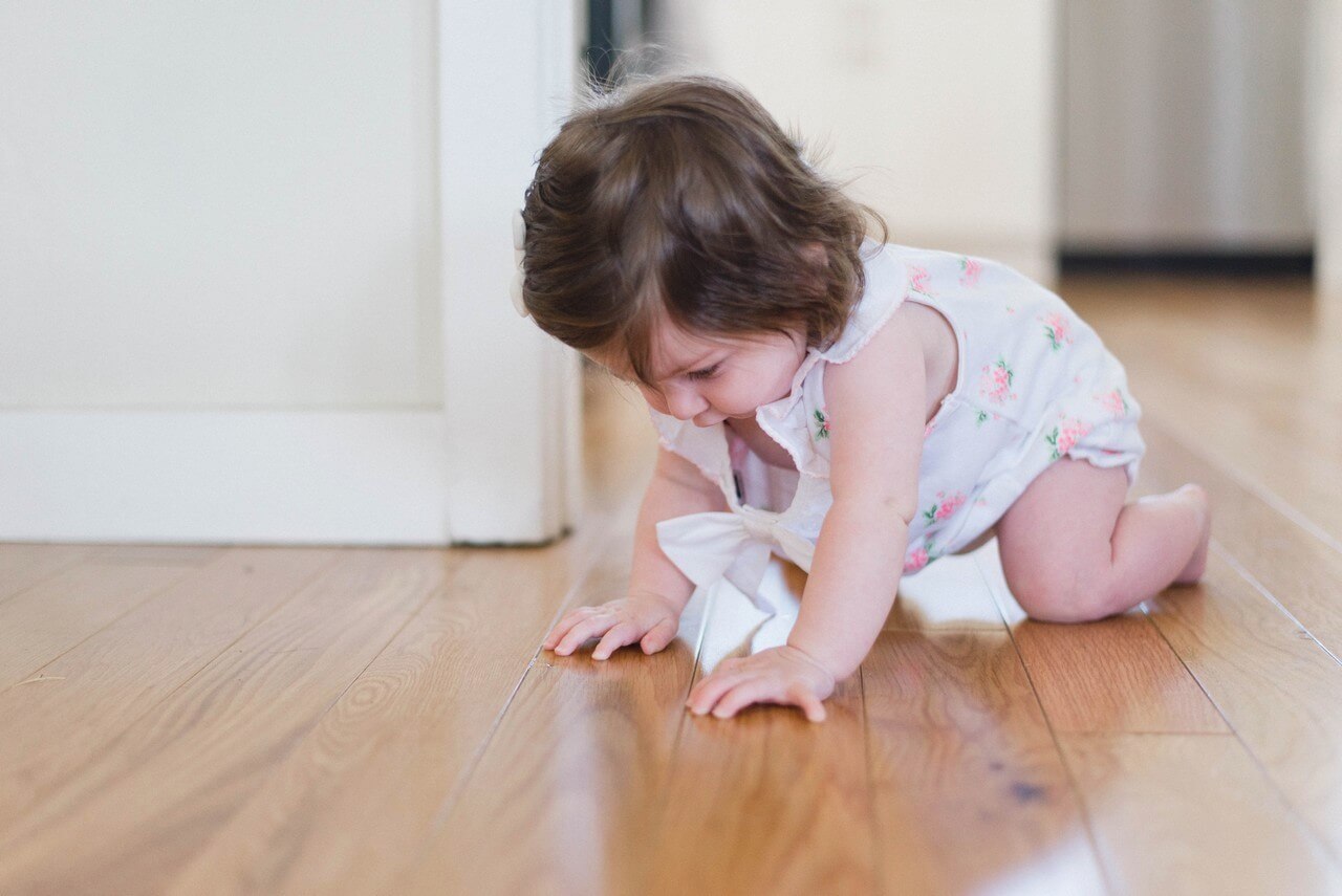 bébé marche à 4 pattes