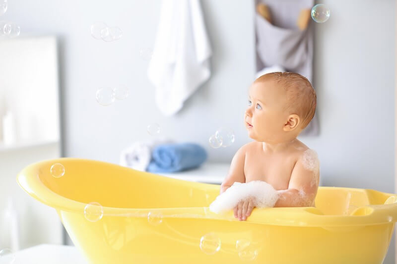 bébé dans son bain à la bonne température