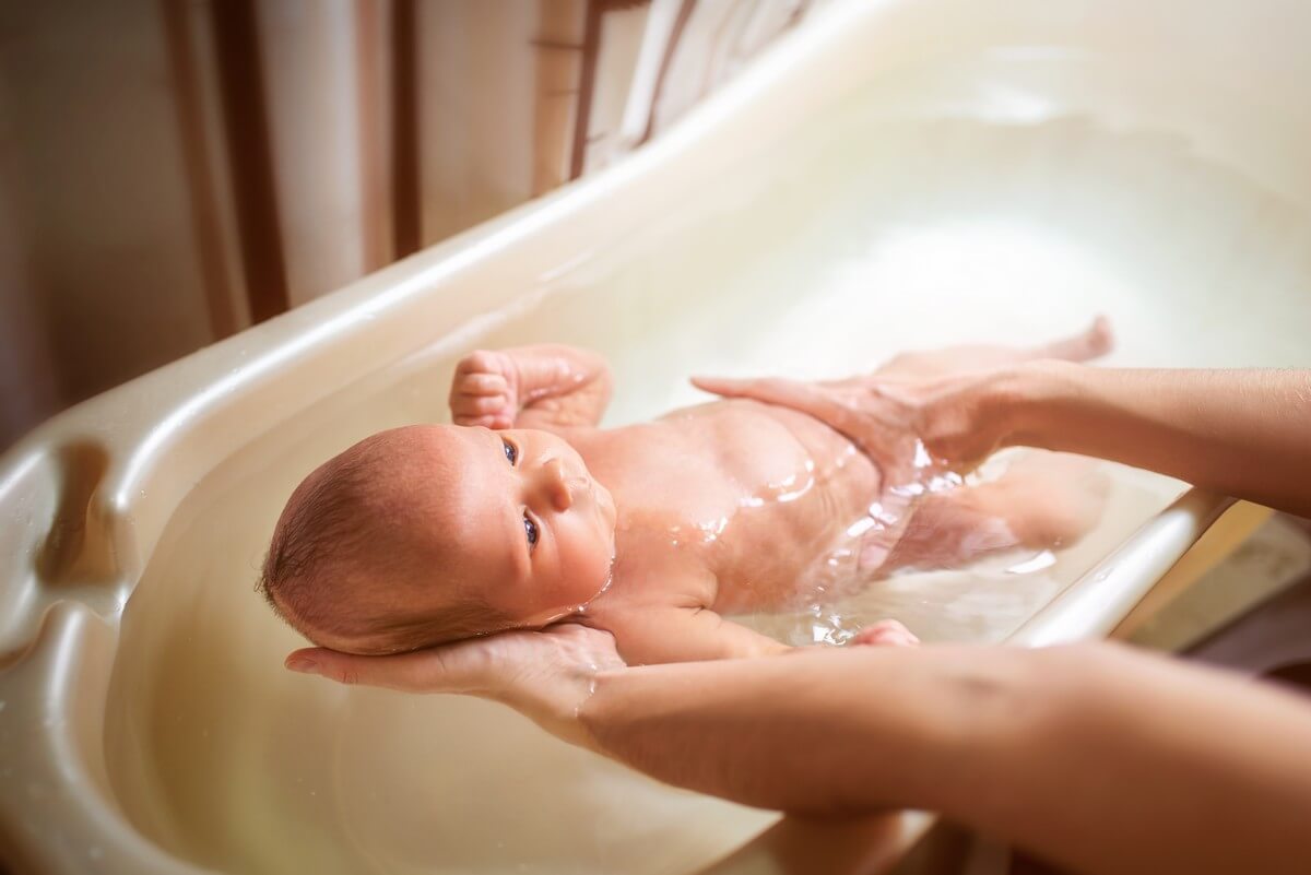Bonne température du bain de bébé